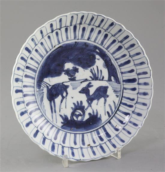 A Chinese blue and white deer dish, Wanli period, diameter 20cm